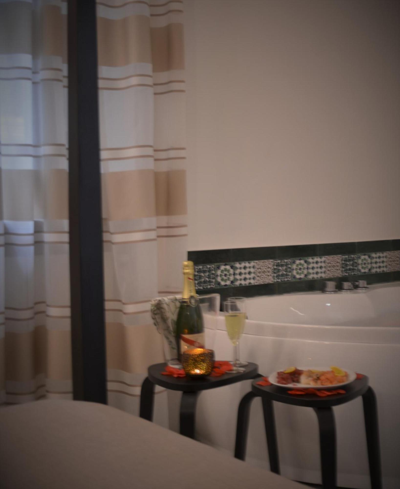 The Court Suites & Spa Tarent Zewnętrze zdjęcie